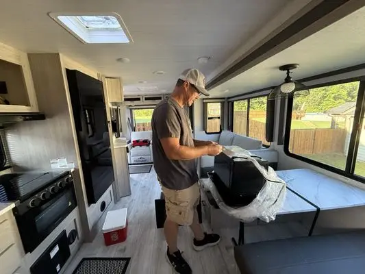 New Horizons RV Services work